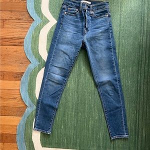 Levis Wedgie Skinny- size 24